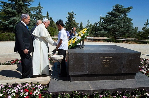 Ferenc pápa megkoszorúzza Herzl Tivadar emlékművét