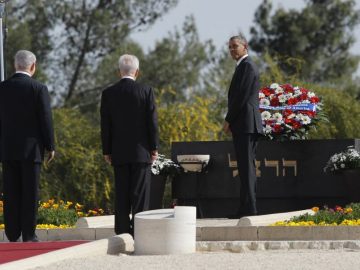 Barack Obama megkoszorúzza Herzl Tivadar emlékművét